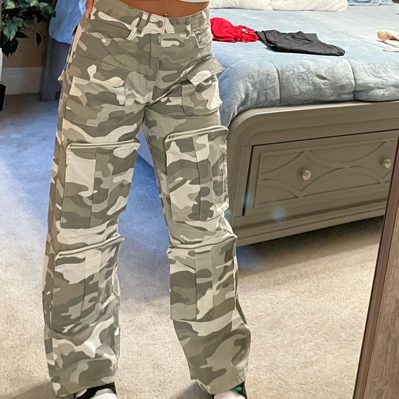 Cargos - Picture 2 of 2